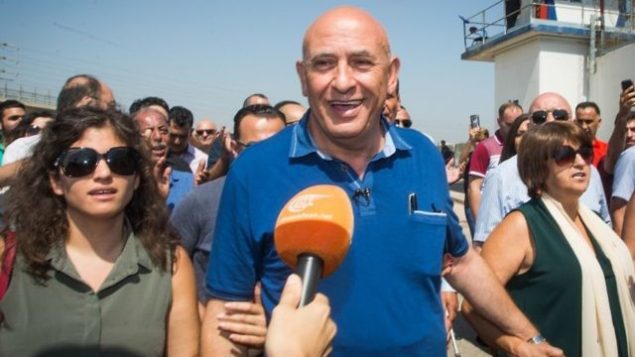 عضو الكنيست السابق باسل غطاس يصل إلى سجن غلبواع لبدء قضاء عقوبة بالسجن لمدة عامين، في 2 يوليو، 2017. (Basel Awidat/Flash90)