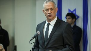 رئيس حزب ’أزرق أبيض’، بيني غانتس، في مؤتمر صحفي في مقر الحزب في تل أبيب، 10 أبريل، 2019.  (Flash90)