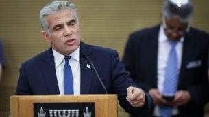 الرئيس المشارك لحزب ’أزرق أبيض’، يائير لابيد، في الجلسة الافتتاحية للكنيست الجديد في 30 أبريل، 2019.  (Noam Revkin Fenton/Flash90)