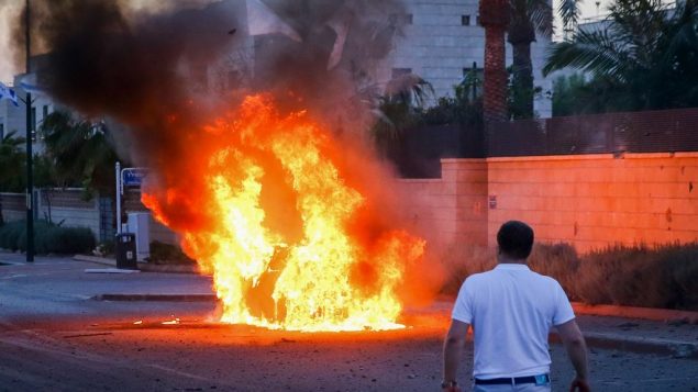 سيارة تشتعل بعد اصابتها بصاروخ اطلق من قطاع غزة باتجاه مدينة اشدود في جنوب اسرائيل، 5 مايو 2019 (Flash90)