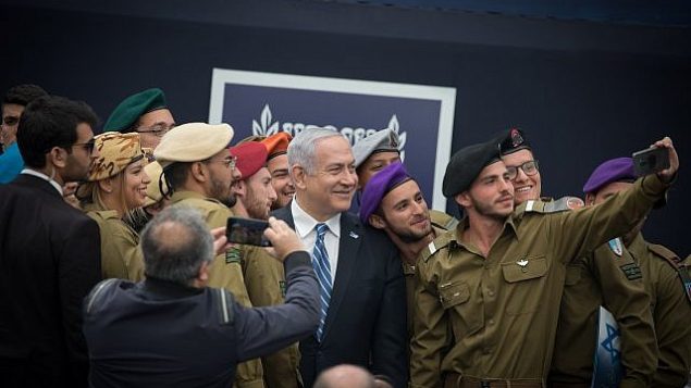 رئيس الوزراء بنيامين نتنياهو، في وسط الصورة، في حفل للجنود المتميزين في إطار احتفالات إسرائيل بيوم إستقلالها ال71، في مقر إقامة رئيس الدولة في القدس، 9 مايو، 2019.  (Noam Revkin Fenton/Flash90)