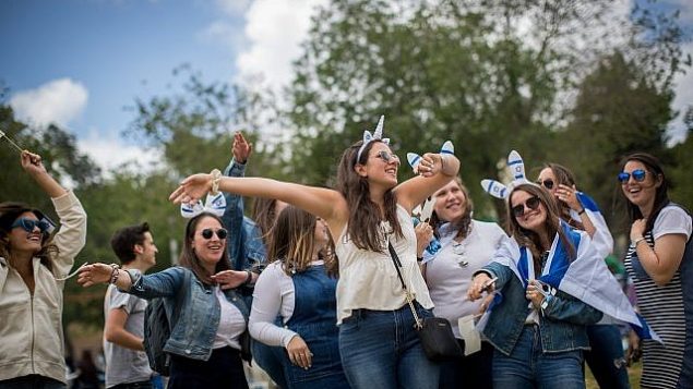 إسرائيليون يحتفلون بيوم إستقلال إسرائيل ال71 في ’حديقة ساكر’ في القدس، 9 مايو، 2019. (Yonatan Sindel/Flash90)