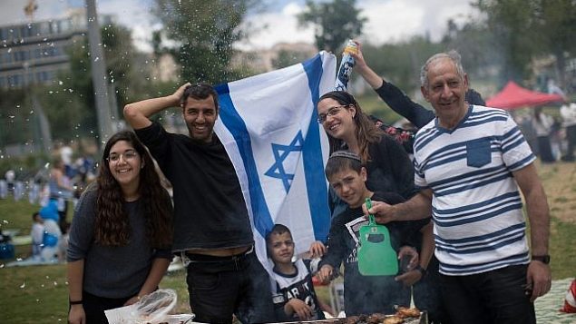 إسرائيليون يقيمون حفلات شواء في القدس احتفالا بيوم استقلال إسرائيل ال71، 9 مايو، 2019.  (Yonatan Sindel/Flash90)