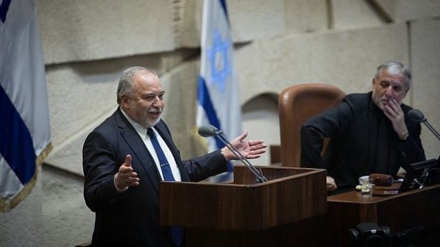 رئيس حزب ’يسرائيل بيتنو’، أفيغدور ليبرمان، يتحدث أمام الكنيست في 3 مايو، 2019. (Noam Revkin Fenton/Flash90)