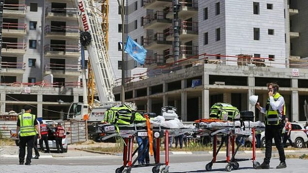 مكان انهيار رافعة في موقع بناء في مدينة يافنيه، والذي أسفر عن مقتل أربعة أشخاص وإصابة اثنين آخرين، 19 مايو، 2019.  (Flash90)