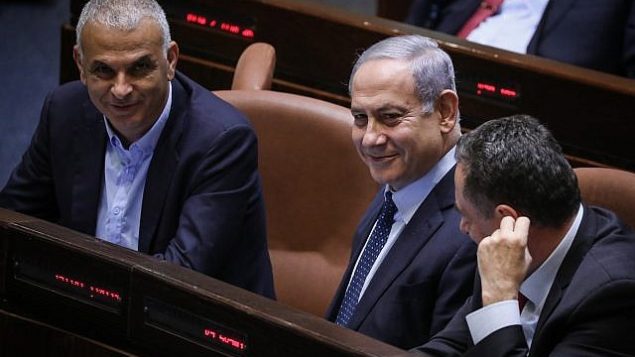 رئيس الوزراء بنيامين نتنياهو (وسط الصورة) خلال جلسة في الكنيست للتصويت على اقتراح لإلغاء قانون يحد من عدد الوزراء في حكومته، 20 مايو، 2019.  (Noam Revkin Fenton/Flash90)
