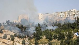 اندلاع حريق بالقرب من حي روميما في القدس، 23 مايو، 2019.  (Hadas Parush/Flash90)