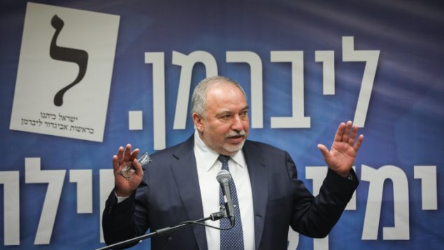 قائد حزب "يسرائيل بيتينو" أفيغدور ليبرمان يترأس جلسة للحزب في الكنيست، 27 مايو 2019 (Yonatan Sindel/Flash90)