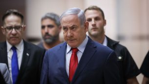 رئيس الوزراء بنيامين نتنياهو متجها نحو جلسة لحزبه في الكنيست، 29 مايو 2019 (Yonatan Sindel/Flash90)