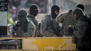 عناصر امن اسرائيليون في موقع طعن تنفيذ رحجل فلسطيني لهجوم طعن، بالقرب من باب العامود في القدس، 31 مايو 2019 (Yonatan Sindel/Flash90)