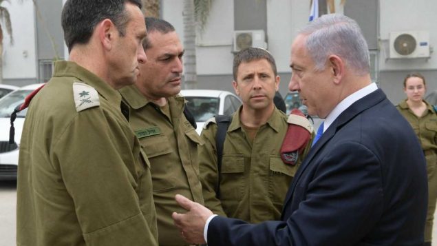 رئيس الوزراء بنيامين نتنياهو يتحدث مع قادة عسكريين في بئر السبع، 6 مايو 2019 (Amos Ben Gershom/ GPO) رئيس الوزراء بنيامين نتنياهو يتحدث مع قادة عسكريين في بئر السبع، 6 مايو 2019 (Amos Ben Gershom/ GPO)