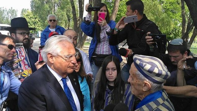 الناجي من المحرقة، إدوارد موسبرغ (93 عاما)، على يمين الصورة، والسفير الأمريكي لدى إسرائيل، ديفيد فريدمان، في ’مسيرة الحياة’، 2 أبريل، 2019.  (Michael Bachner/Times of Israel)
