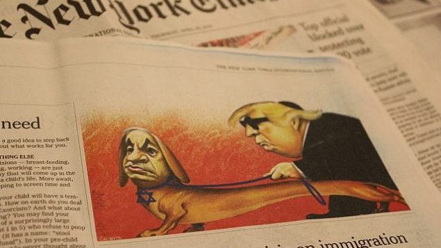 رسم كاريكاتوري يظهر فيه رئيس الوزراء بنيامين نتنياهو والرئيس الأمريكي دونالد ترامب نشرها في ’نيويورك تايمز’ في نسختها الدولية في 25 أبريل، أقرت الصحيفة في وقت لاحق بأنه "تضمن كليشيهات معادية للسامية". (Raoul Wootliff/Times of Israel)