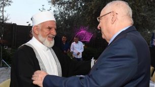 الرئيس رؤوفن ريفلين مع قيادي عربي في افطار رمضاني، 27 مايو 2019 (Mark Neiman/GPO)