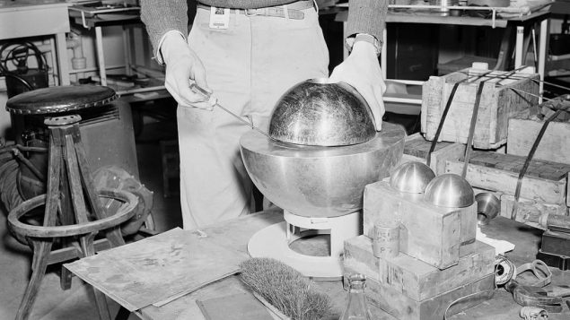 صورة توضيحية: نواة بلوتونيوم في الولايات المتحدة عام 1946 (US government/Wikimedia)