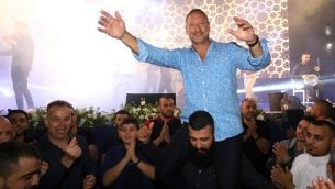 الرئيس التنفيذي لشركة ’صودا ستريم’، دانييل بيرنباوم، يرقص مع موظفيه خلال إفطار رمضاني في مصنع الشركة في رهط، 27 مايو، 2019.  (courtesy SodaStream)
