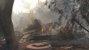 آثار الحريق في بلدة ميفو موديعيم في 23 مايو، 2019. (Israel Fire Service)