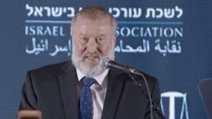 النائب العام أفيحاي ماندلبليت يلقي  كلمة خلال مؤتمر قانوني في إيلات، 27 مايو، 2019. (Screen capture/Channel 13)