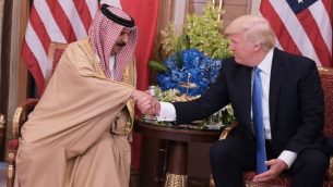 May 21, 2017. / AFP PHOTO / Mandel NGAN  الرئيس الأمريكي دونالد ترامب (إلى اليمين) وملك البحرين حمد بن عيسى آل خليفة يشاركان في اجتماع ثنائي في أحد فنادق الرياض في 21 مايو 2017