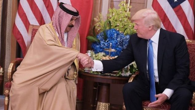 May 21, 2017. / AFP PHOTO / Mandel NGAN  الرئيس الأمريكي دونالد ترامب (إلى اليمين) وملك البحرين حمد بن عيسى آل خليفة يشاركان في اجتماع ثنائي في أحد فنادق الرياض في 21 مايو 2017