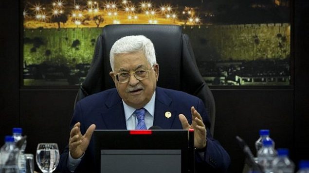 رئيس السلطة الفلسطينية محمود عباس يتكلم خلال الجلسة الأسبوعية للحكومة في مدينة رام الله بالضفة الغربية، 29 أبريل، 2019. (Majdi Mohammed / POOL / AFP)