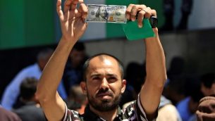 فلسطينيون يحصلون على مساعدات مالية من قطر في مدينة غزة، 13 مايو 2019 (MOHAMMED ABED / AFP)
