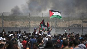 متظاهرون فلسطينيون يتجمعون شرقي مدينة غزة، خلال مظاهرة في الذكرى ال71 للنكبة، 15 مايو 2019 (Mahmud Hams/AFP)