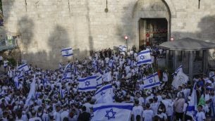 يهود متدينون يشاركون في مسيرة للاختفال بيوم القدس، امام باب العامود في القدس القديمة، 2 يونيو 2019 (MENAHEM KAHANA/AFP)
