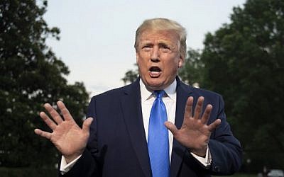 الرئيس الأمريكي دونالد ترامب يتحدث مع الصحافيين عند مغادرته للبيت الأبيض، العاصمة الأمريكية واشنطن، 2 يونيو، 2019. ( Jim WATSON / AFP) الرئيس الأمريكي دونالد ترامب يتحدث مع الصحافيين عند مغادرته للبيت الأبيض، العاصمة الأمريكية واشنطن، 2 يونيو، 2019. ( Jim WATSON / AFP)