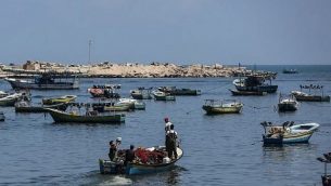 صيادون فلسطينيون يخرجون إلى مياه البحر الأبيض المتوسط في مدينة غزة، 18 يونيو، 2019.  (MAHMUD HAMS / AFP)