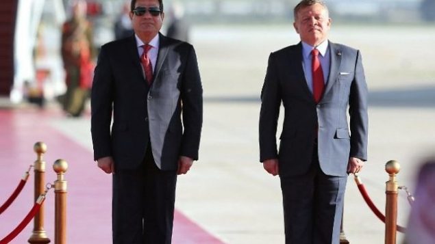 الملك الأردني عبد الله الثاني (يمين) والرئيس المصري عبد الفتاح السيسي في مطار الملكة علياء الدولي في عمان، 28 مارس، 2017. (AFP Photo/Khalil Mazraawi)