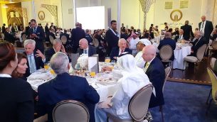 مبعوث الامريكي للشرق الأوسط جيسون غرينبلات، يمين الصورة، في حفل العشاء الافتتاح لمؤتمر ’السلام من أجل الازدهار’ في البحرين، 24 يونيو، 2019.  (Raphael Ahren/Times of Israel)
