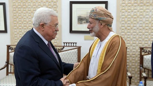 رئيس السلطة الفلسطينية محمود عباس (يسار) ووزير الخارجية العُماني يوسف بن علوي يتصافحان في رام الله، 31 أكتوبر، 2018.  (Credit: Wafa)