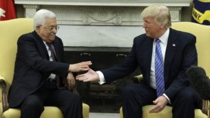 الرئيس الأمريكي دونالد ترامب (من اليمين) يصافح القائد  الفلسطيني محمود عباس، 3 مايو، 2017، في المكتب البيضاوي بالبيت الأبيض في واشنطن.  (AP Photo/Evan Vucci)