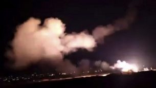 توضيحية: لقطة الشاشة هذه من مقطع فيديو لوكالة الأنباء السورية الرسمية ’سانا’ يظهر صواريخ تحلق في السماء بالقرب من دمشق، سوريا، الثلاثاء، 25 ديسمبر، 2018.   (SANA via AP)