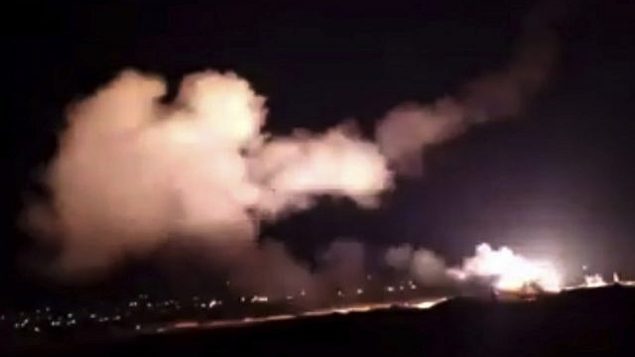 توضيحية: لقطة الشاشة هذه من مقطع فيديو لوكالة الأنباء السورية الرسمية ’سانا’ يظهر صواريخ تحلق في السماء بالقرب من دمشق، سوريا، الثلاثاء، 25 ديسمبر، 2018.   (SANA via AP)
