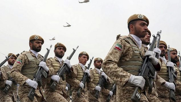 توضيحية: في هذه الصورة التي نشرها الموقع الرسمي لمكتب الرئاسة الإيراني، يظهر جنود خلال مشاركتهم في عرض عسكري احتفالا ب"يوم الجيش الوطني" امام ضريح قائد الثورة الإسلامية، آية الله الخميني، بالقرب من العاصمة الإيرانية طهران، 18 أبريل، 2019. (Iranian Presidency Office via AP)