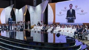 في هذه الصورة من 25 يونيو، 2019، والتي نشرتها وكالة أنباء البحرين، يظهر مستشار البيت الأبيض جاريد كوشنر وهو يتحدث للجمهور خلال الجلسة الافتتاحية لورشة "السلام من أجل الازدهار" في المنامة، البحرين. (Bahrain News Agency via AP)