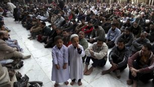 صورة توضيحية: مسلمون خلال صلاة الجمعة في جامع الازهر في القاهرة، 28 ديسمبر 2012 (AP/Khalil Hamra)