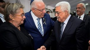 رئيس الدولة رؤوفين ريفلين وزوجته نحاما يلتقيان رئيس السلطة الفلسطينية محمود عباس خلال الجنازة الرسمية لرئيس الدولة السابق، شمعون بيرس، في مقبرة جبل هرتسل بالقدس، 30 سبتمبر، 2016. (Mark Neyman/GPO)