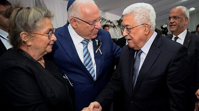 رئيس الدولة رؤوفين ريفلين وزوجته نحاما يلتقيان رئيس السلطة الفلسطينية محمود عباس خلال الجنازة الرسمية لرئيس الدولة السابق، شمعون بيرس، في مقبرة جبل هرتسل بالقدس، 30 سبتمبر، 2016. (Mark Neyman/GPO)