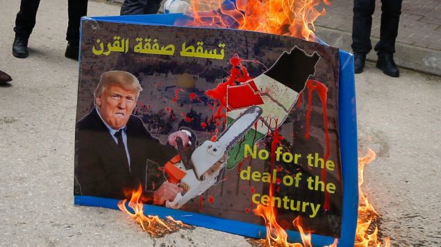 متظاهرون فلسطينيون يحتجون على "صفقة القرن" الخاصة بالرئيس الامريكي دونالد ترامب، في مدينة الخليل في الضفة الغربية، 22 فبراير 2019 (Wisam Hashlamoun/Flash90)