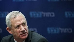 رئيس حزب ’أزرق أبيض’، بيني غانتس، في اجتماع للحزب في الكنيست، 3 يونيو، 2019. (Yonatan Sindel/Flash90)