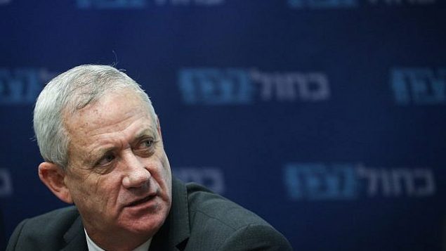 رئيس حزب ’أزرق أبيض’، بيني غانتس، في اجتماع للحزب في الكنيست، 3 يونيو، 2019. (Yonatan Sindel/Flash90)