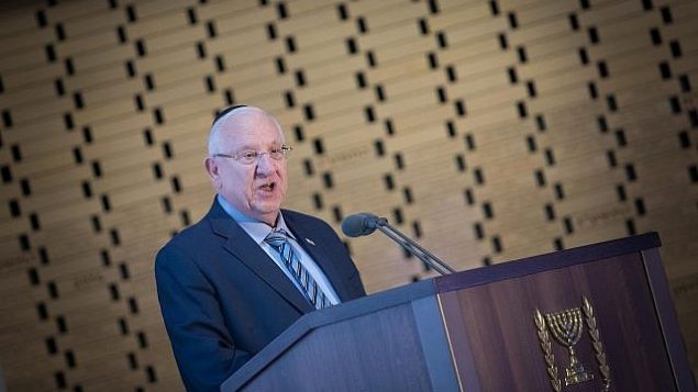 الرئيس رؤوفين ريفلين يلقي كلمة في مراسم تذكارية للجنود الإسرائيليين قتلى حرب لبنان الأولى، في المقبرة العسكرية في جبل هرتسل بالقدس، 18 يونيو، 2019.  (Noam Revkin Fenton/Flash90)