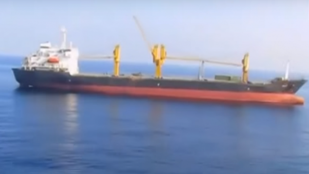 سفينة سافيز الإيرانية، امام الساحل اليمني (Screenshot: YouTube)