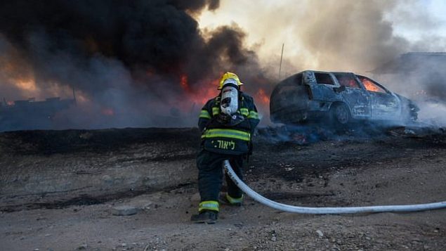 رجل إطفاء يعمل على اخماد حريق ناجم عن بالونات حارقة تم إطلاقها من قطاع غزة في جنوب إسرائيل، 27 يونيو، 2019.  (Fire and Rescue Services)