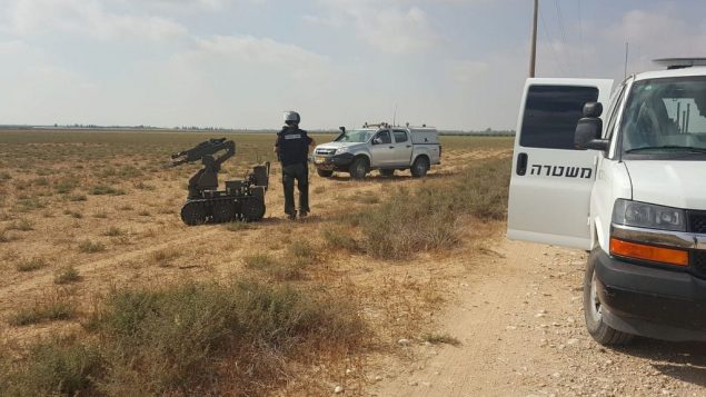 خبراء متفجرات يتعاملون مع ما يشتبه بأنها قنابل عُثر عليها داخل حقل في منطقة اشكول، 28 يونيو 2019 (Eshkol Regional Council)