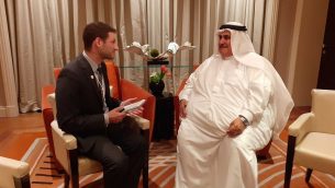 وزير الخارجية البحريني خالد بن أحمد آل خليفة يتحدث مع مراسل تايمز أوف اسرائيل رفائيل أهرين على هامش ورشة عمل ’السلام من اجل الازدهار’ في المنامة، 26 يونيو 2019 (Raphael Ahren/Times of Israel)