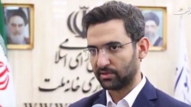 وزير الاتصالات الإيران محمد جواد آذري جهرمي يتحدث في مقابلة تلفزيونية في 13 أغسطس، 2017. (screen capture: YouTube)